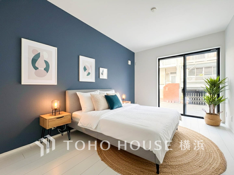 1日の疲れを癒し、心地よく寛げるようゆったりとした広さを確保しています。プライベートタイムをより優雅に穏やかに…。落ち着いた雰囲気を紡ぎます。（家具はAI加工です）