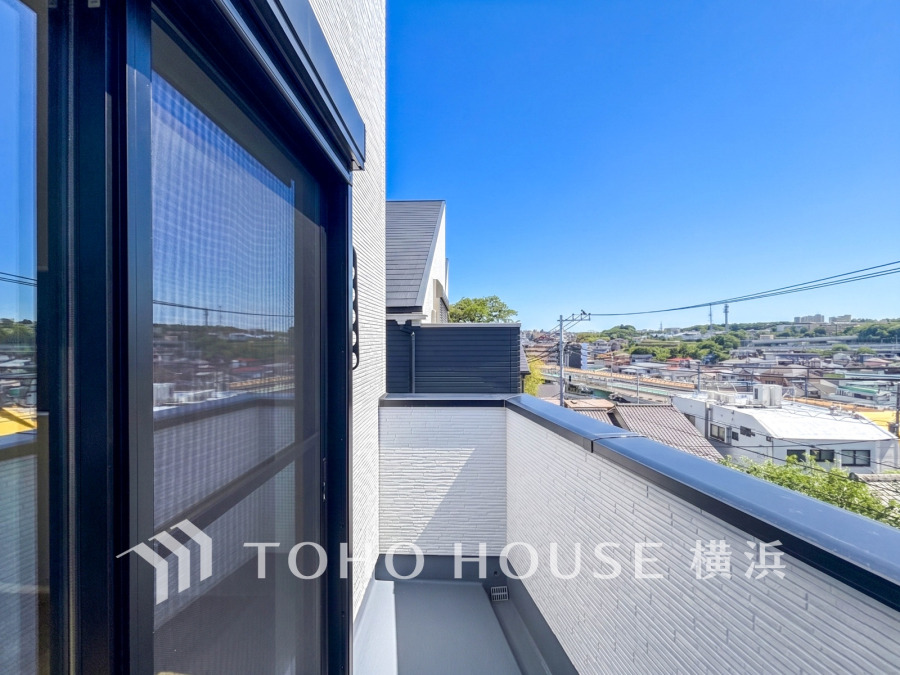 暮らしの中で光と風を演出してくれるバルコニー、見事なまでの開放的な空間を演出しながら、プライベート性も確保された空間は我が家の自慢です。