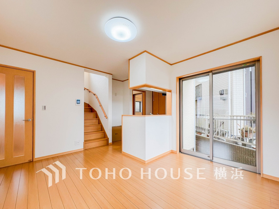 家族と過ごすひと時を溢れる光が優しく包み込むリビングダイニング。家族とともに、心穏やかに過ごすひととき。家族との時間、自分の時間を大切にできる空間がここにあります。