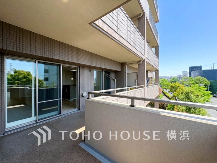 開放感いっぱいの眺望と共に光と風を享受するバルコニー。緑豊かな景観を眺めることができます。