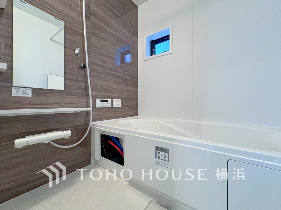 上質が感じられるカラーリングで、清潔な空間美を実現。一日の疲れが癒される優雅なバスタイムを堪能できるゆとりあるバスルームです。