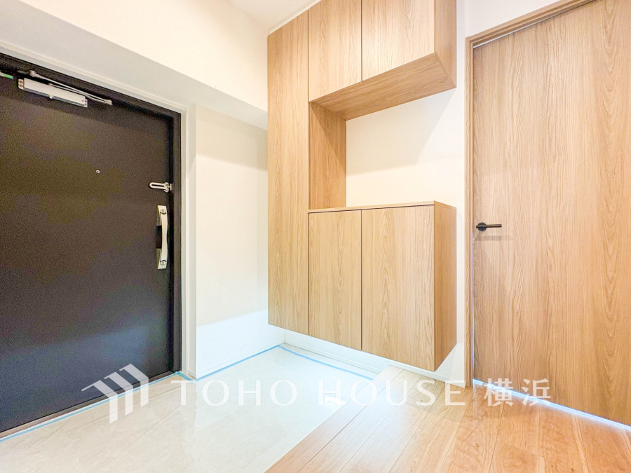 お客様をお迎えする玄関は落ち着いた雰囲気。帰り着くたびに洗練されたテイストの空間に迎えられ誇りと喜びを感じる玄関まわりです。