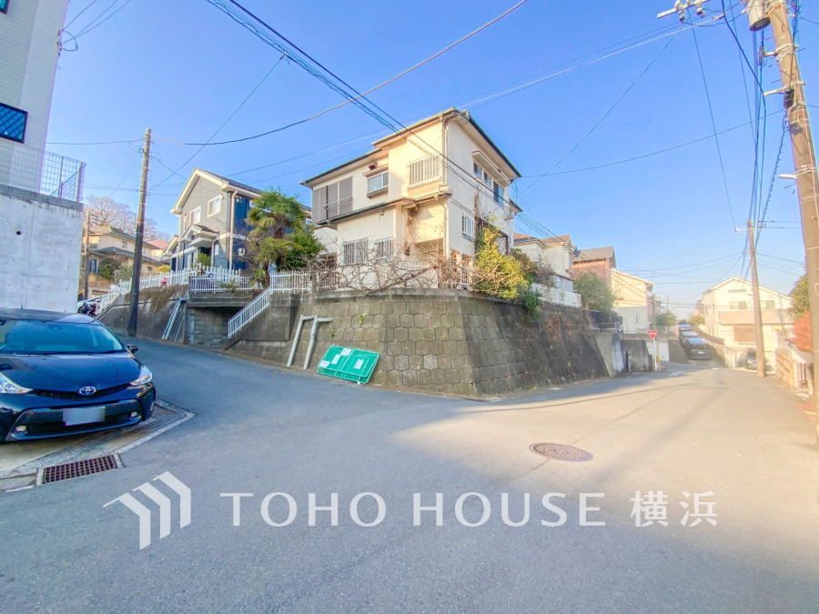 北東角地の開放感のある土地です。建築条件はございませんので、お好きなハウスメーカーでお住まいを建築できます。家族のこだわりを叶える素敵なお住まいを実現してください。