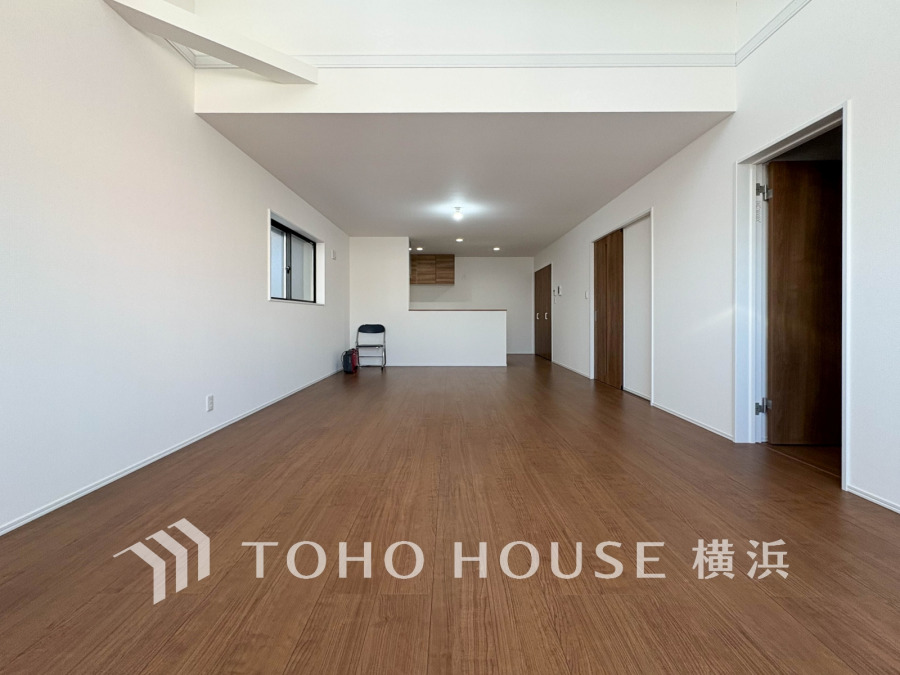 広々とした開放感あふれるリビングダイニング。木目調の床が温かみを演出し、快適な住空間を実現します。