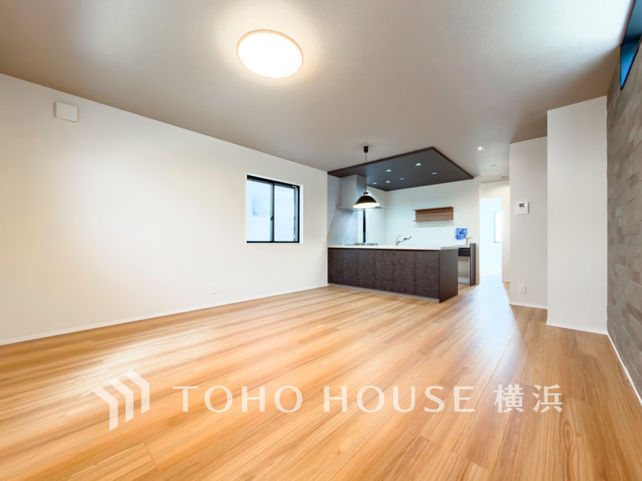 家族と過ごすひと時を溢れる光が優しく包み込むリビングダイニング。家族とともに、心穏やかに過ごすひととき。家族との時間、自分の時間を大切にできる空間がここにあります。