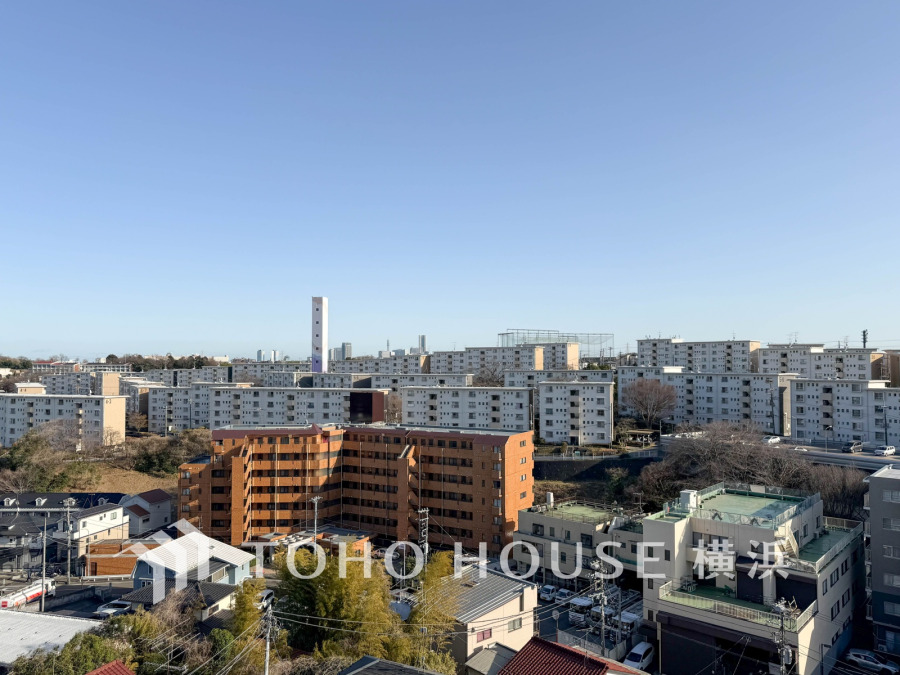 伸びやかな景色が広がる眺望に、心も体もパワーがみなぎる。忙しい日常を忘れ去り、ほっと一息つく時間。青い空がより青く・広く感じられる、そんな環境に包まれたお住まいです。