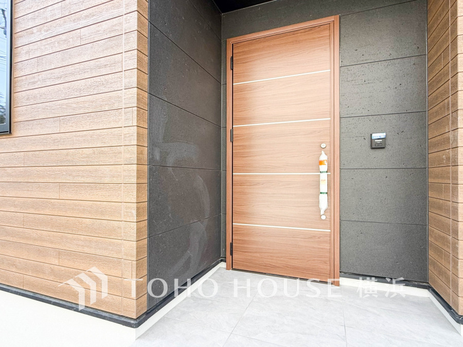 お客様をお迎えする玄関は落ち着いた雰囲気。帰り着くたびに洗練されたテイストの空間に迎えられ誇りと喜びを感じる玄関まわりです。