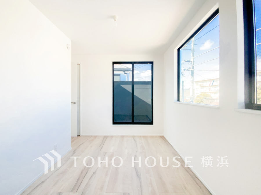 採光もアクセントの一つとして。プライベートルームにはやさしい光が射し込んでいて、この明るい好みの空間で読書をしたり、音楽を聞いたりと一人の時間も充実したものにできます。