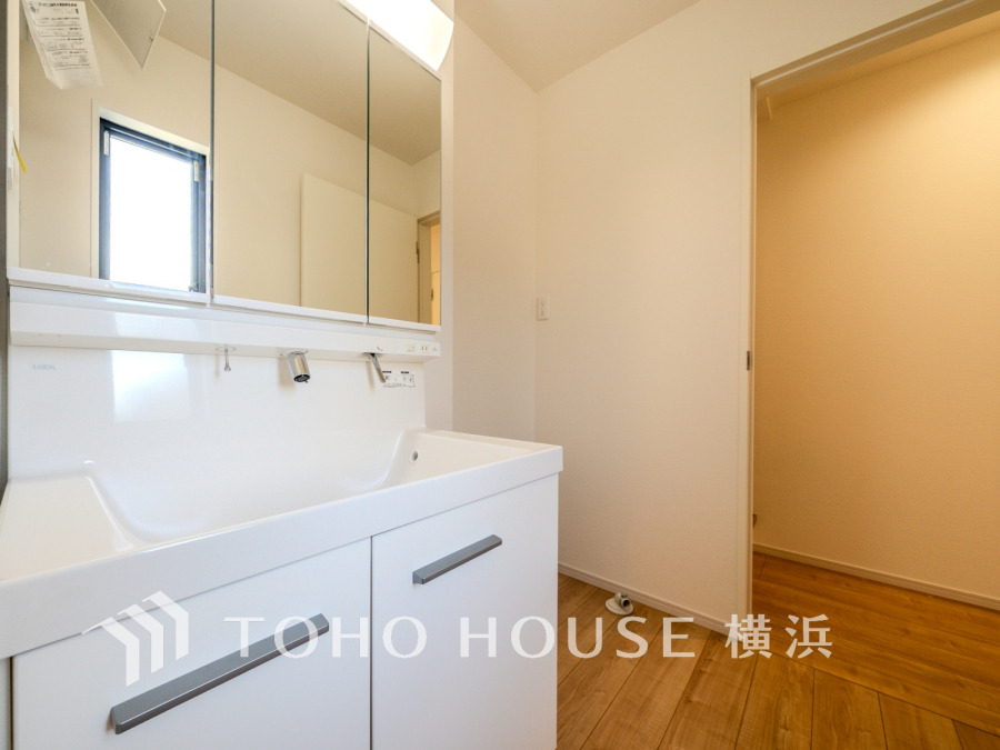 一日の始まりと終わりを心地よく演出し、多彩な機能が備えられたパウダールーム。心地よいリフレッシュ空間。清潔感ある洗面台は、身だしなみチェックや肌のお手入れに。