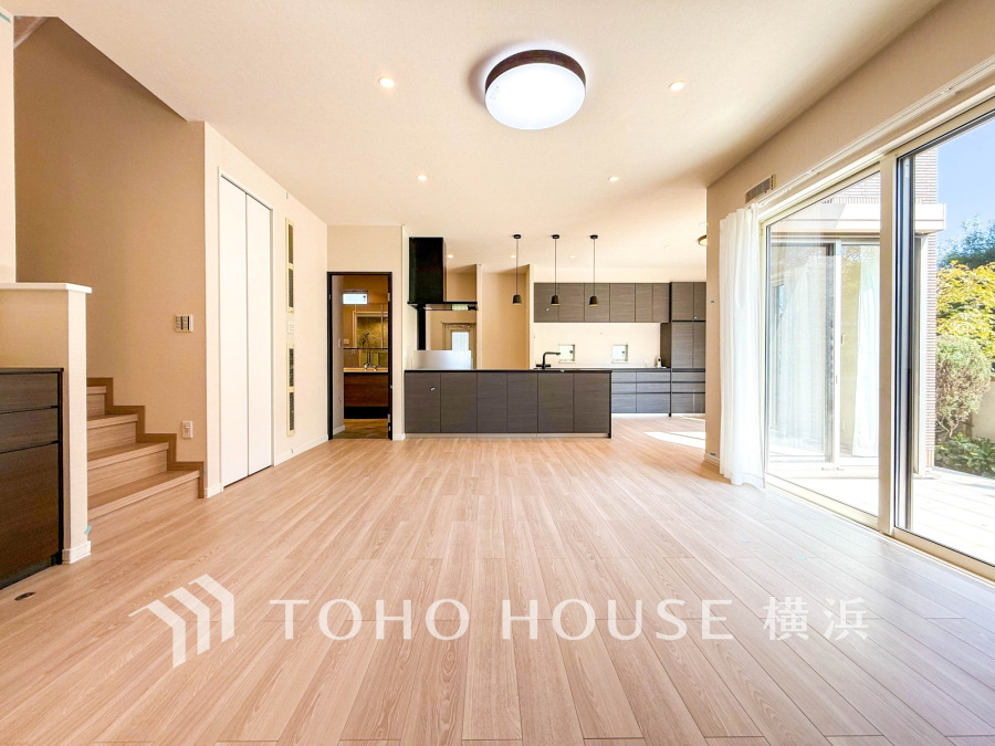 太陽の恵みを受けた明るい空間。吹きぬける風を感じながら爽やかで風通しの良い暮らしが叶います。
