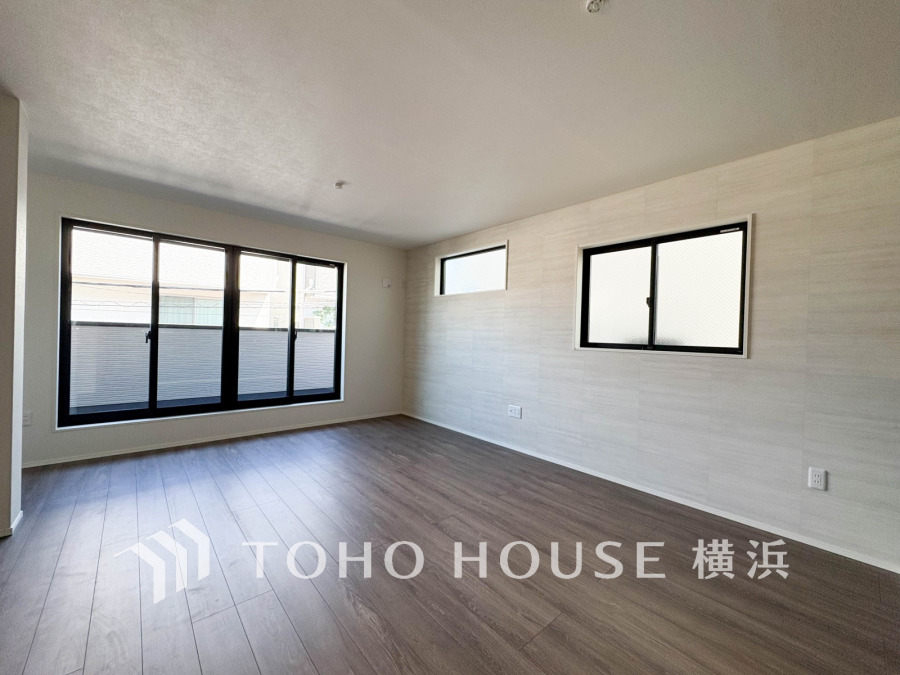 室内には豊かな陽光が注ぎ込み、爽やかな住空間を演出。ホームパーティーでもゲストと一緒に料理を楽しみながら楽しい時間を過ごせそう。