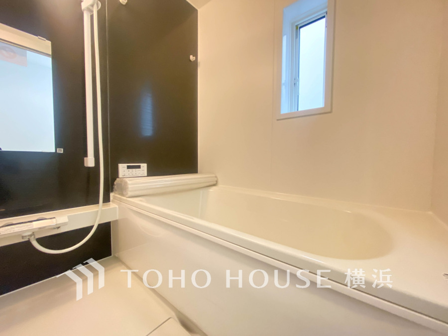 ゆったりとした大き目の浴槽が嬉しい。毎日の疲れを取る癒しの場所だからこそこだわった空間です。リラックスできる優しいカラーで、時を忘れるほどのんびりできる空間に。