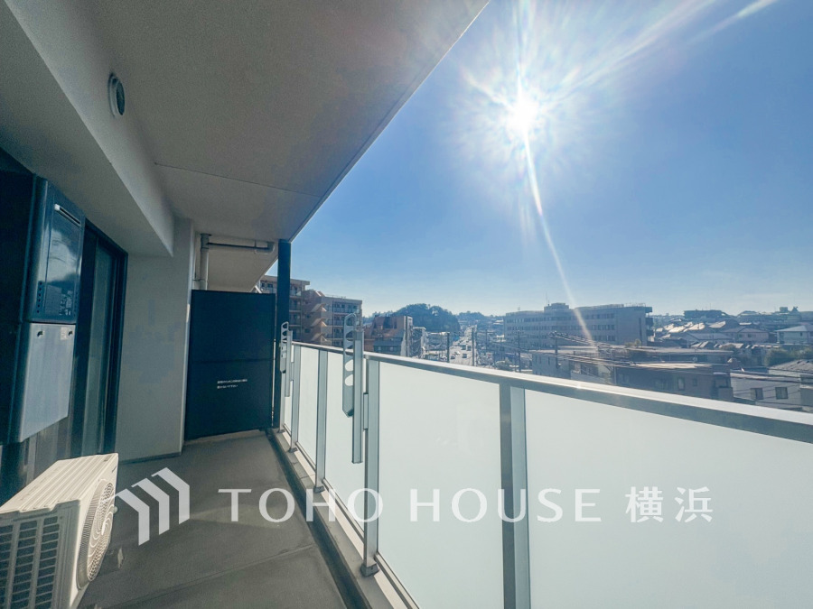 気持ちのいい空が見渡せる広いバルコニー。爽やかな風を感じて、心躍る素敵な暮らしがはじまります。（2026年3月撮影）