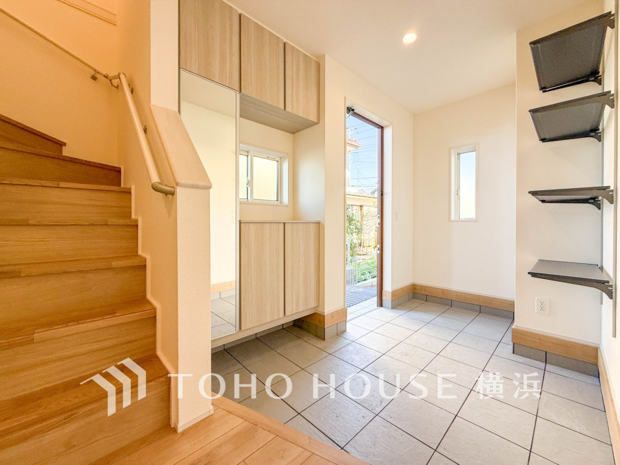 清潔感溢れる玄関がお出迎えする本邸宅の物語は、ここから始まる日常を期待させます。この場所には「希望」と「優越」で包み込んでくれる「特別」な空間があります。