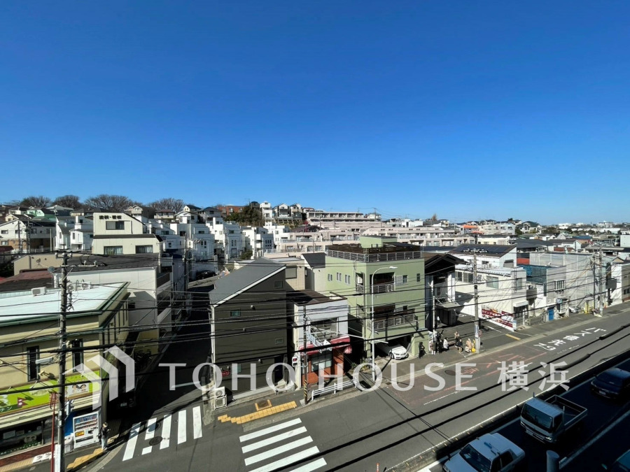 この開放感ある眺望と共に閑静な住宅街の季節感を演出する四季折々の変化を楽しめる心地よい場所となることでしょう。