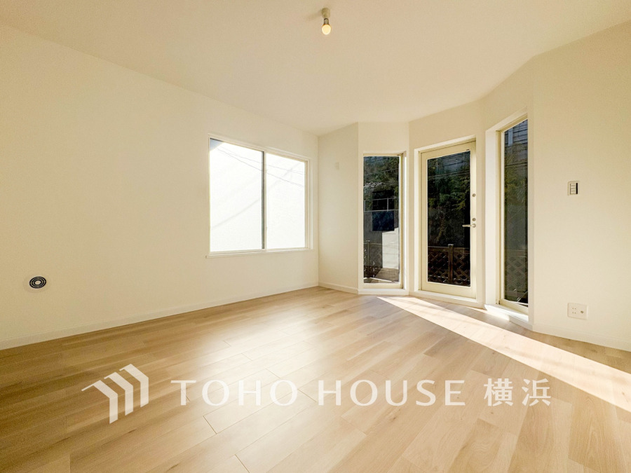 柔らかな色合いのフローリングと清潔感の溢れるクロスが明るい空間を創り出しているリビングダイニング。憩いの場に相応しく、ここで楽しむ家族の時間が絆をより深めてくれそうです。