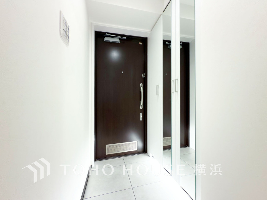 上質感漂う玄関と廊下。居住者の帰り、訪れる方を優しく迎える・安らぎに満ちた生活空間を予感させる。健やかな暮らしを楽しめることでしょう。