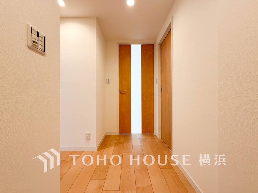 上質感漂う玄関と廊下。居住者の帰り、訪れる方を優しく迎える・安らぎに満ちた生活空間を予感させる。健やかな暮らしを楽しめそう。