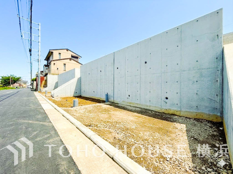 【2026年4月撮影】都市機能と豊かな自然の隣接する街並み。住まいのみならず、環境をも暮らしのエッセンスとし、より快適でより豊かな未来を紡ぐ選択を。