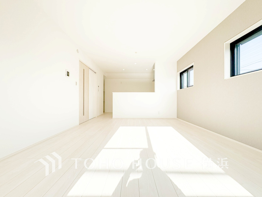 陽射しがたっぷり入る明るいリビング。シンプルなデザインでどんなインテリアにも合わせやすい空間です。