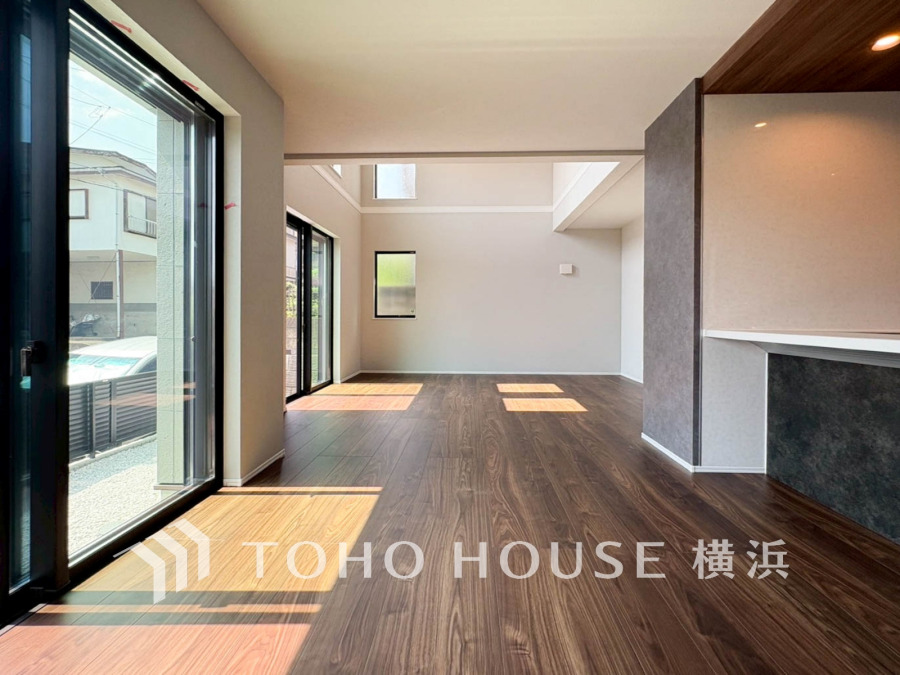 開放的な広さと３面採光がもたらす、光溢れ豊かな居住空間はこの住まいのクオリティを感じさせてくれます。豊かな時間が流れるこの場所に暮す喜び