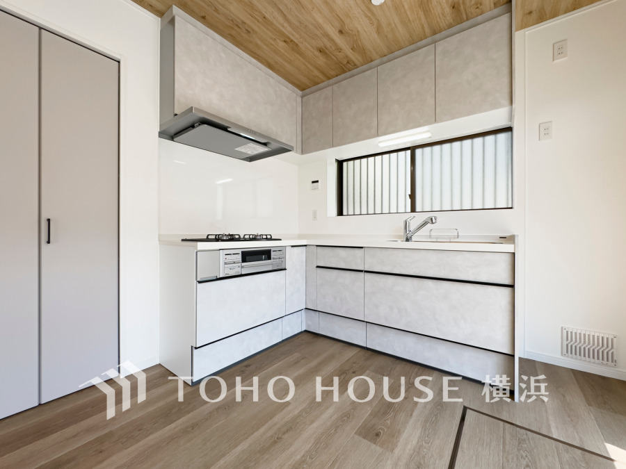 開放的なオープンキッチンはリビングとの一体感のある明るい空間。