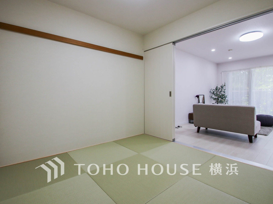 和室があることで落ち着きと癒しの空間が生まれます。来客時の客室としても利用できますし、お子様のプレイルームやお昼寝に最適なお部屋です。