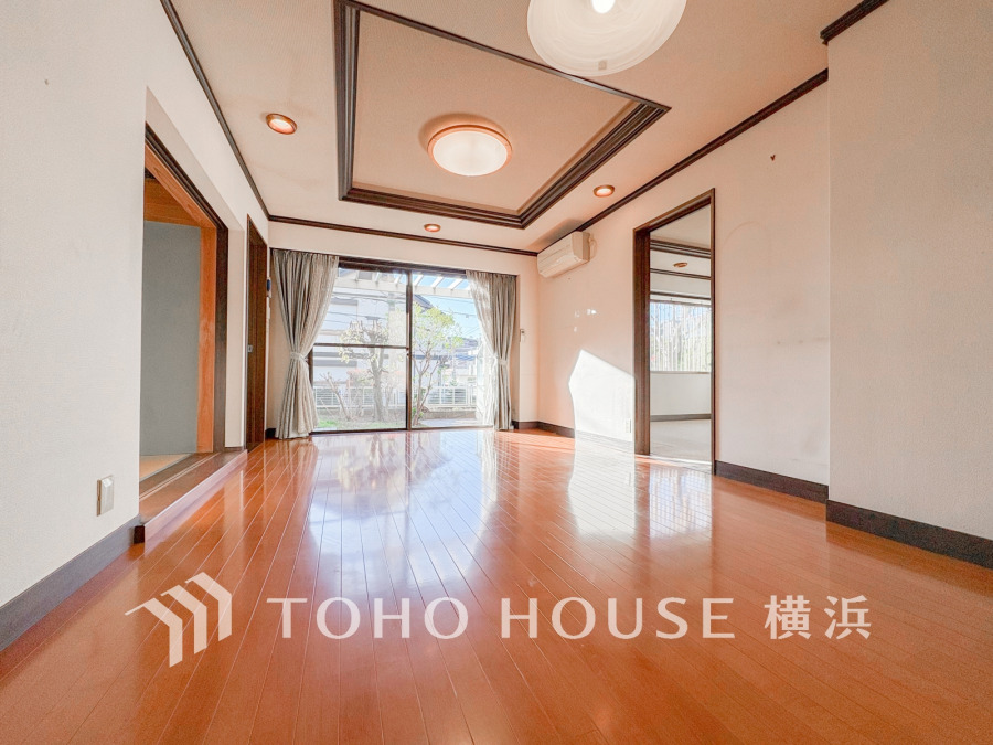 明るく開放的な空間が広がる1階リビング。室内には豊かな陽光が注ぎ込み、爽やかな住空間を演出。ホームパーティーでもゲストと一緒に料理を楽しみながら楽しい時間を過ごせそう。