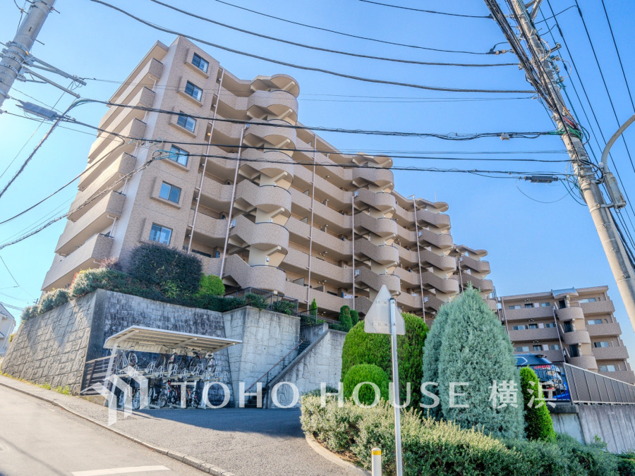 爽やかな青空の下に贅沢なほどに降り注ぐ陽光、豊かな居住性と、クオリティが見事に調和した住空間は、住まうことの喜びを感じさせてくれます。 