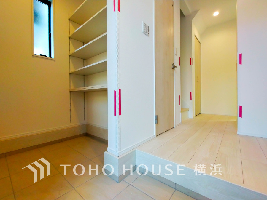 清潔感溢れる玄関がお出迎えする本邸宅の物語は、ここから始まる日常を期待させます。この場所には「希望」と「優越」で包み込んでくれる「特別」な空間があります。