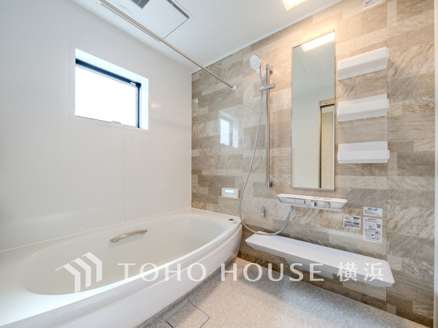 心地よいリラックスを叶える清潔感溢れる美しい空間。快適で機能的なバスルームです。
