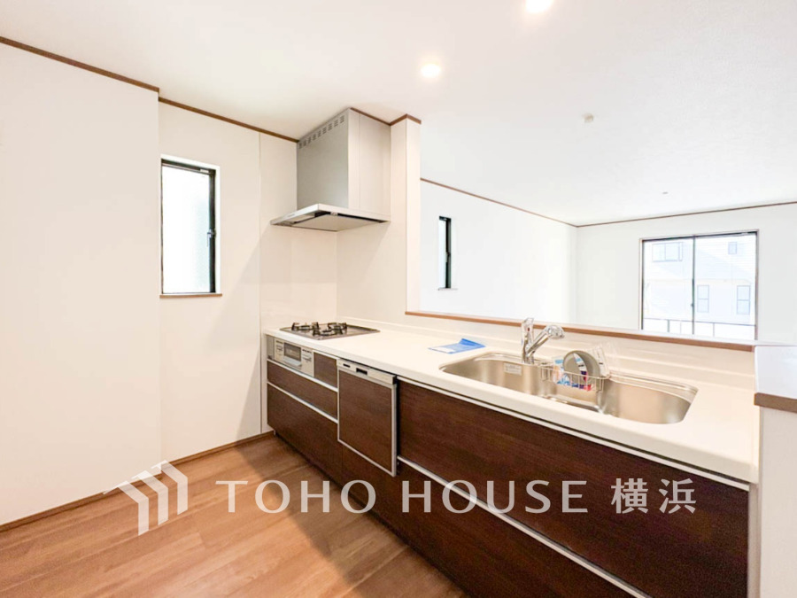 誰もが使いやすいデザインにこだわったキッチン。プライベートスペースを彩るインテリアとしての美と、快適な日常を支える機能性と強さがひとつになったキッチンです。