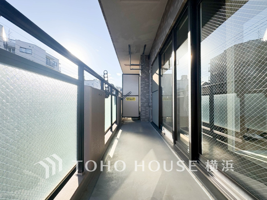 陽光がたっぷりと差し込むバルコニー。洗濯物も気持ちよく干せる快適な空間です。