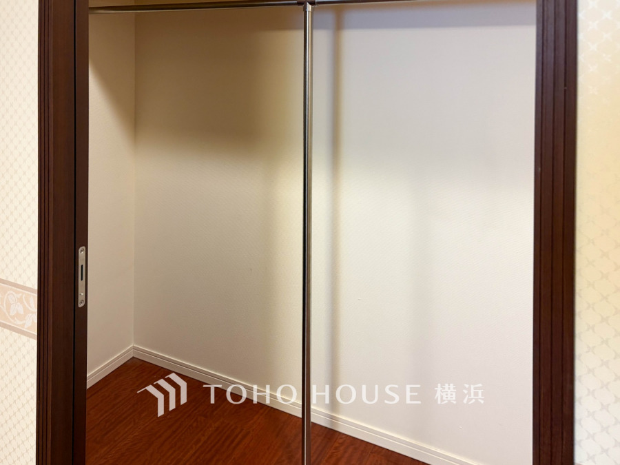 シンプルで使いやすいクローゼット。整理整頓しやすく、収納力も十分なスペースです。