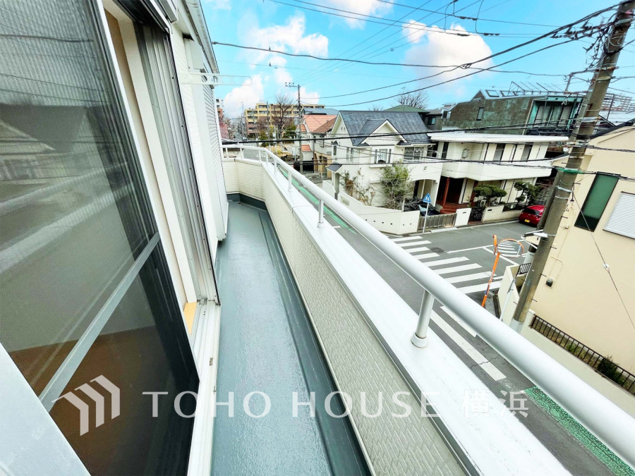 たっぷりの陽光が差し込むバルコニー。健やかな暮らしを守る太陽の恵みを存分に享受できます。爽やかな風と暖かな陽射しが紡ぐハーモニーが日々の暮らしのBGMになることでしょう。