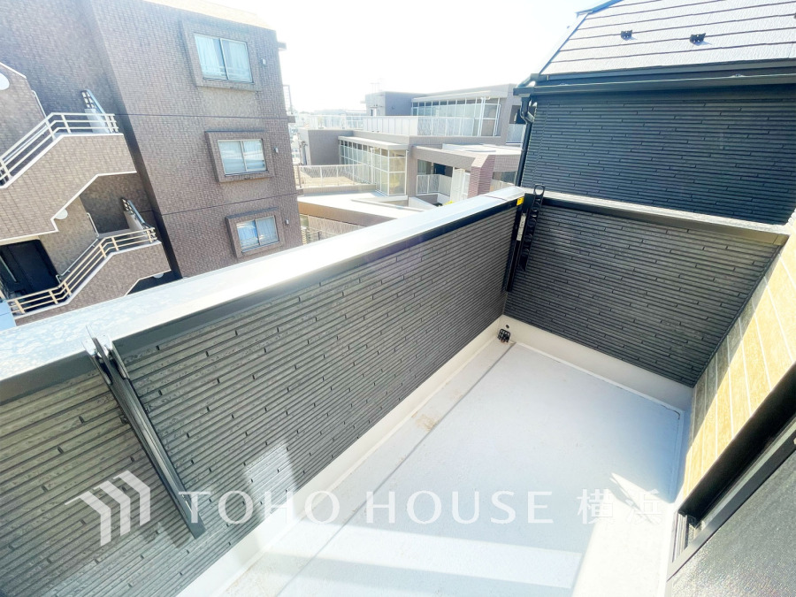 たっぷりの陽光が差し込むバルコニー。健やかな暮らしを守る太陽の恵みを存分に享受できます。爽やかな風と暖かな陽射しが紡ぐハーモニーが日々の暮らしのBGMになることでしょう。