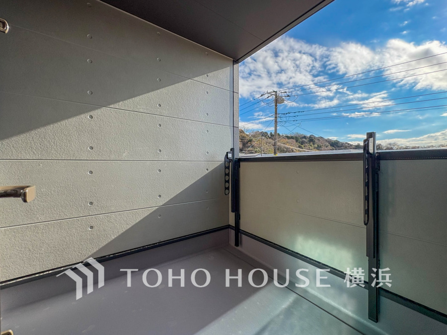 気持ちのいい空が見渡せる広いバルコニー。爽やかな風を感じて、心躍る素敵な暮らしがはじまります。インナーバルコニーなので、多少の雨にも慌てずお洗濯物が干せます。