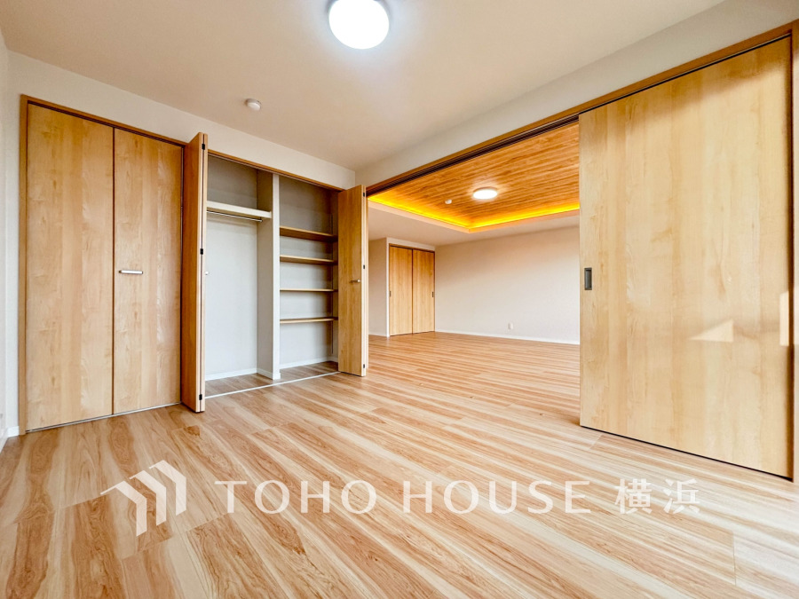 LDKに隣接した6帖の洋室。引き戸を開け放してLDKと一体化利用も可能です。
