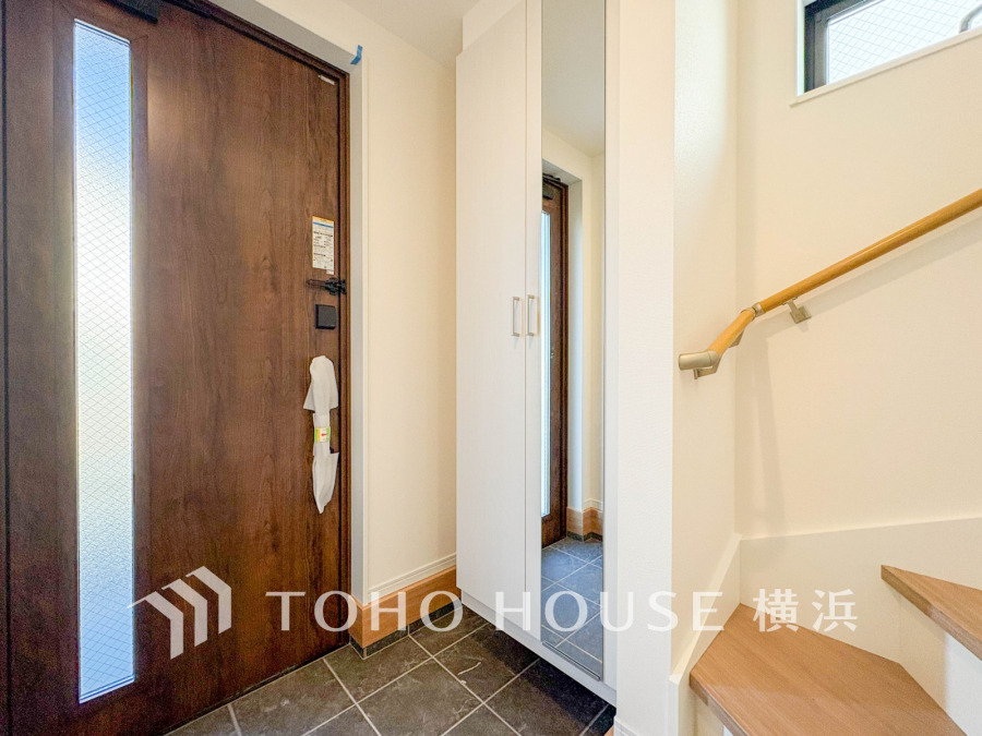 豊かなプライベートタイムへ誘うモダンテイストな玄関。デザインや素材が美しい調和を奏でている空間です。お客様をお迎えする玄関は落ち着いた雰囲気です。