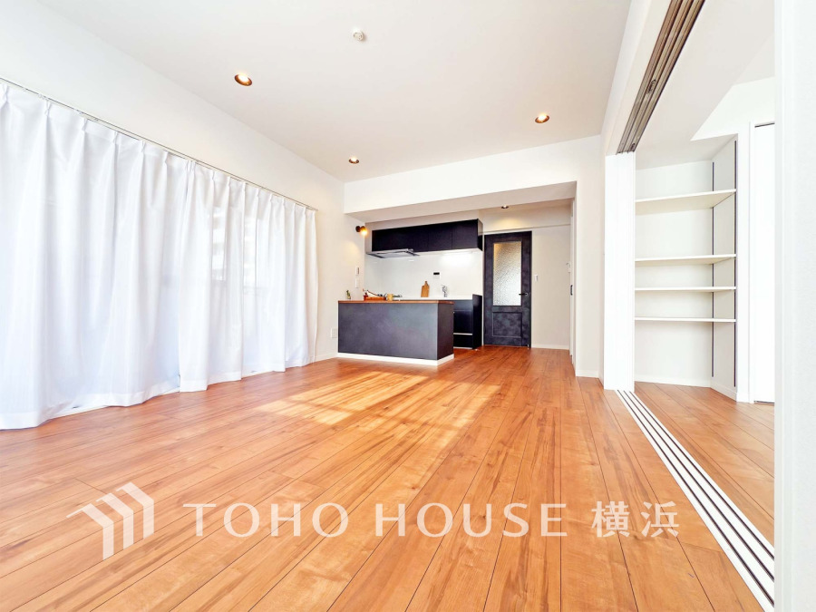 和やかで洗練された空間の演出。寛ぎとコミュニケーションを育む居心地のよい場所。やわらかな陽射しが降り注ぎ、室内に開放感と爽快感をもたらします。