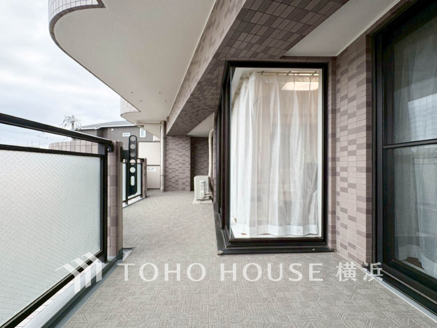 暮らしの中で光と風を演出してくれるバルコニー、見事なまでの開放的な空間を演出しながら、プライベート性も確保された空間は我が家の自慢。