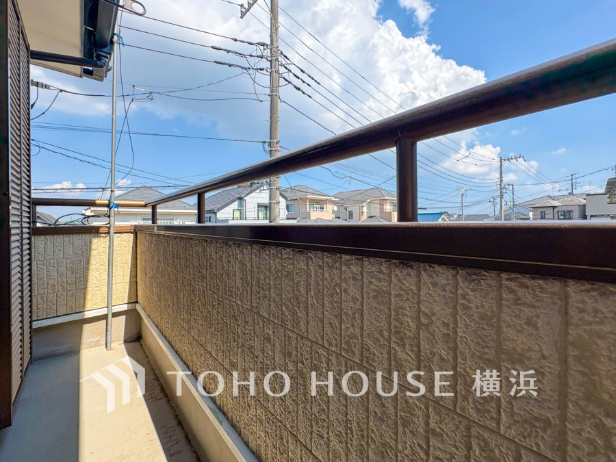 ずっと太陽を感じる事ができるのは、遮るものが視界に無いから。彼方に広がる風景が絵画のように広がります。