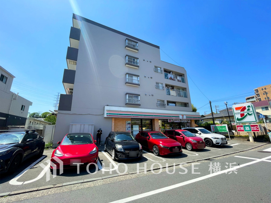 駅徒歩4分の閑静な住宅街に佇むマンション。1階にセブンイレブンが入り利便性良好です。