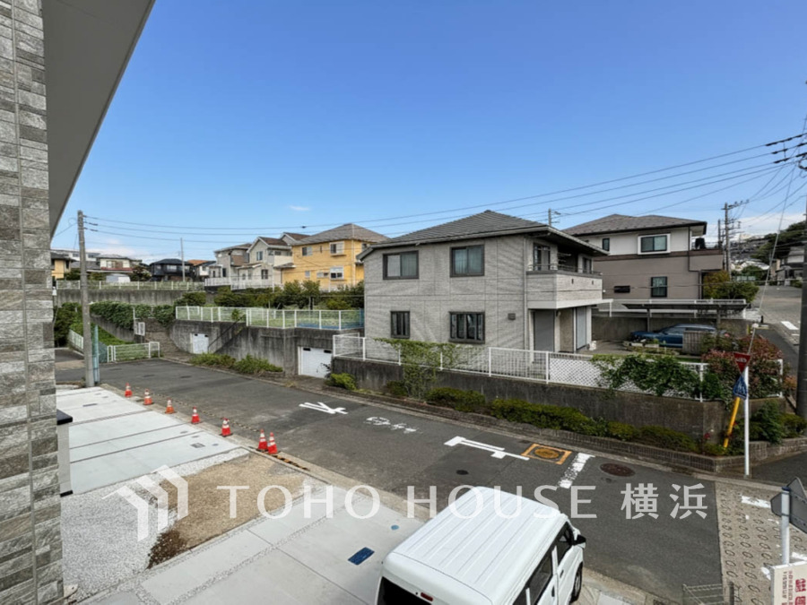 気持ちのいい空が見渡せる広いバルコニー。爽やかな風を感じて、心躍る素敵な暮らしがはじまります。暖かな陽射しをたっぷり取り込みます
