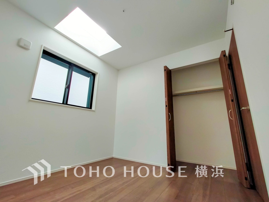 トップライトを設けた明るくのびやかな空間。広がって零れ落ちる光のシャワーはお部屋をゆたかに彩り、自分らしい快適な時間と空間をやわらかに演出してくれます。