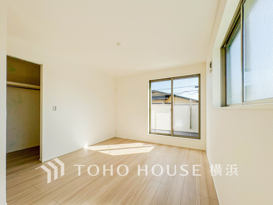 自然光がたっぷり入る明るく広々とした洋室。ウォークインクローゼット付きで収納力も充実しています。