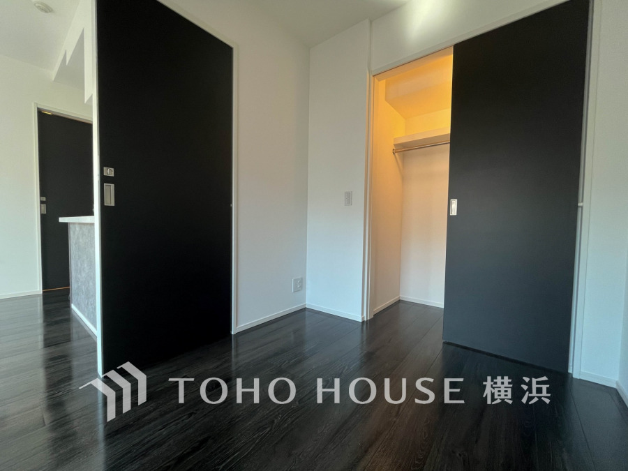 穏やかな風と陽光を導き、プライバシーに配慮された設計プランを採用し、居住性を一段と心地よいものにしています。明るく開放的な空間を演出しております。