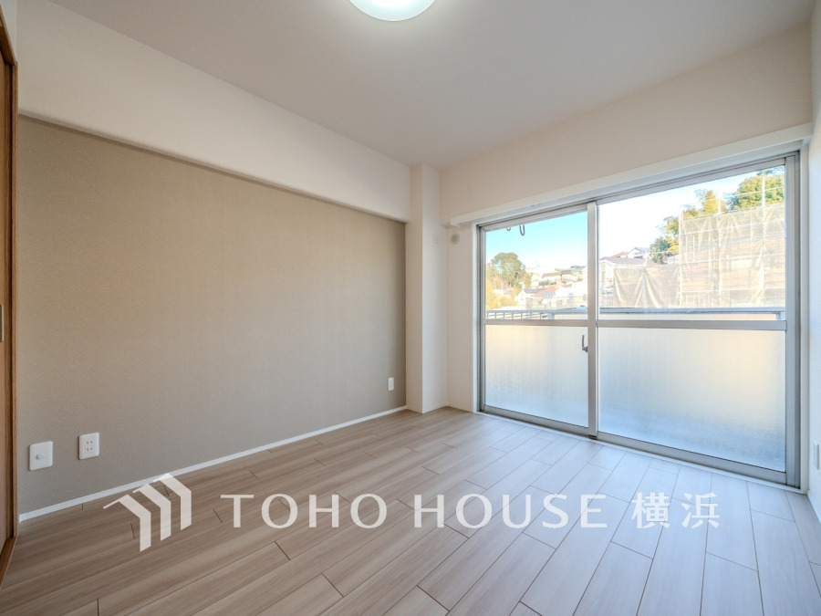 バルコニーに面した明るい洋室。穏やかな陽射しが、ゆったりとした寛ぎの時間を包みます。
