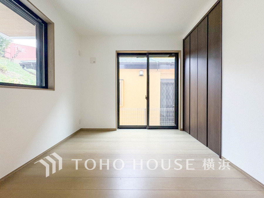 大きな窓からは快適な光を取り入れ、通気性能を上げる事で居心地の良い空間を演出します。多くの時間を過ごす住まいだからこそ、いつも快適な場所であるように心掛けています。