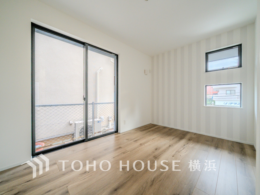 シンプルな内装と明るい空間で、自分らしい空間づくりを思い切り楽しめそうです。穏やかな陽射しが、ゆったりとした寛ぎの時間を包みます。